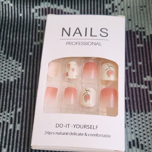 Nails Professional Strawberry Design Set - Picture 1 of 1